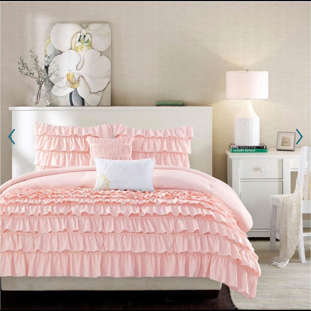 Waterfall comforter in blush/pink with 2 pillow cases and 2 decorative pillows